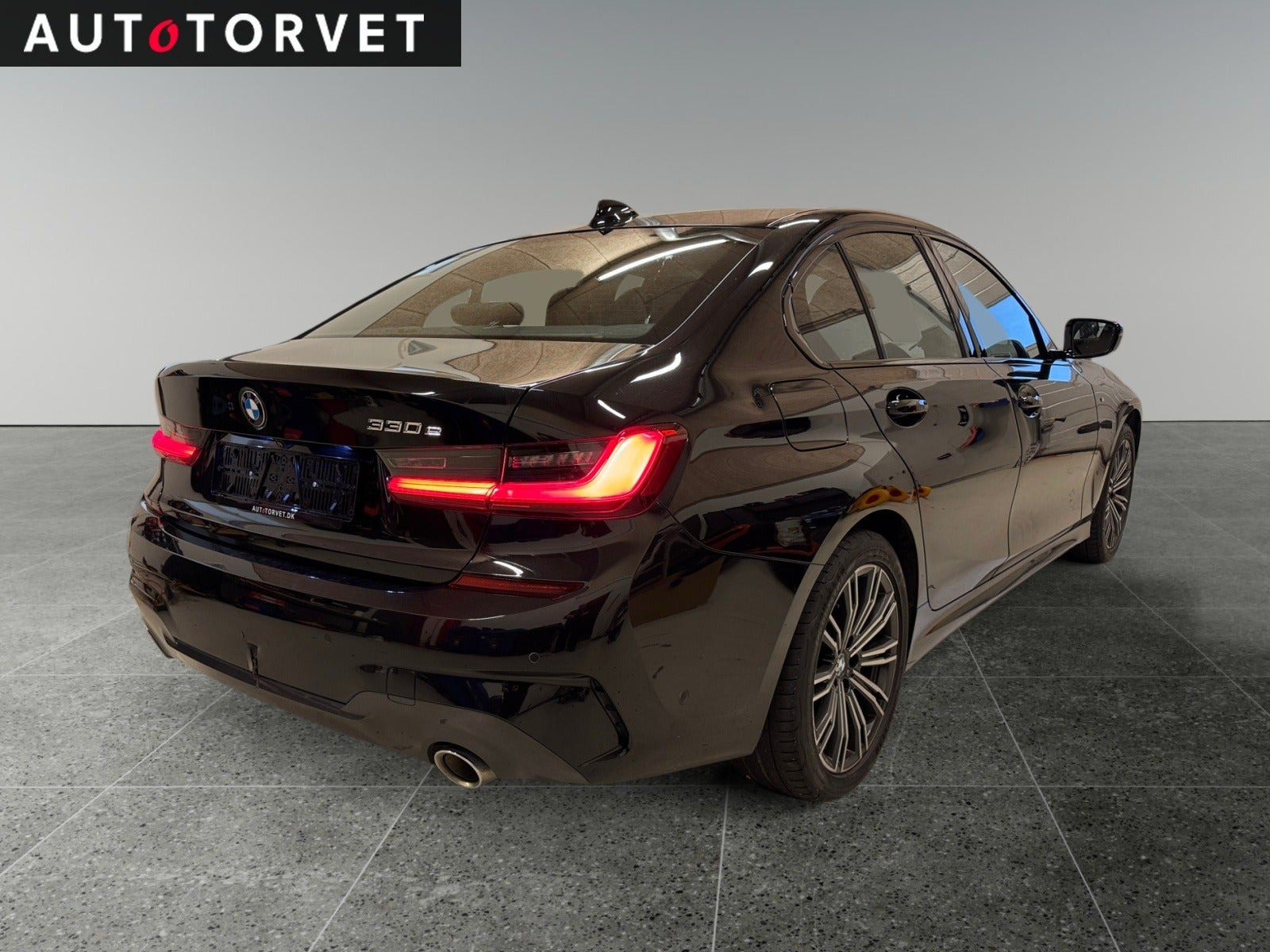 Sort BMW 330e fra 2021