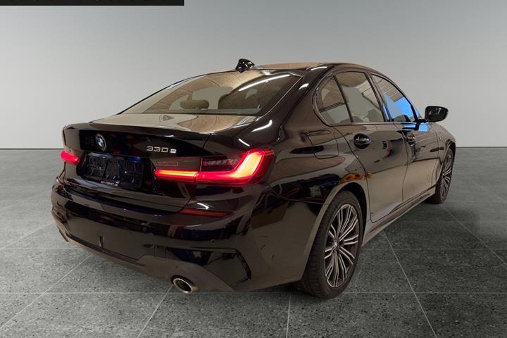 Sort BMW 330e fra 2021