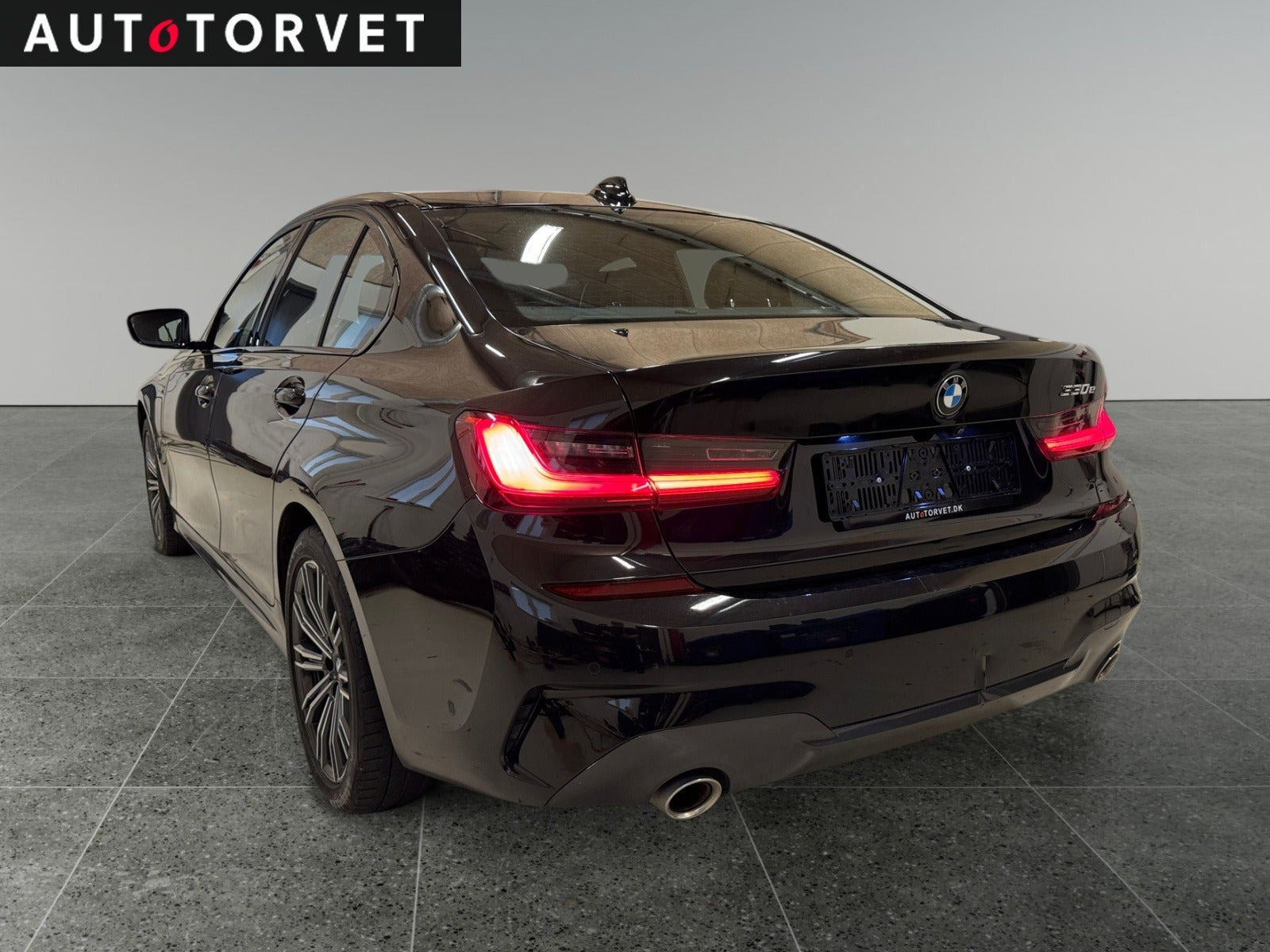 Sort BMW 330e fra 2021