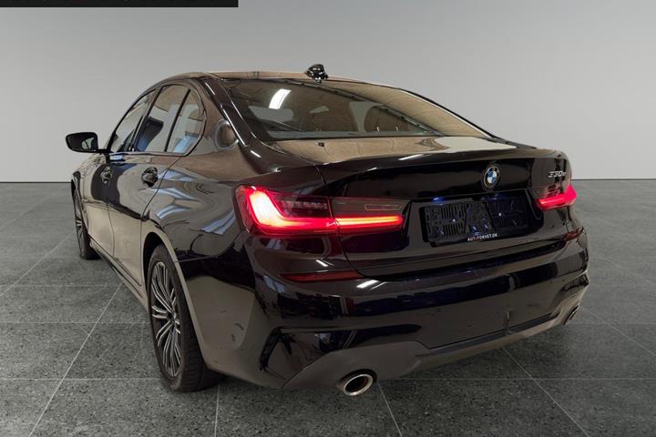 Sort BMW 330e fra 2021