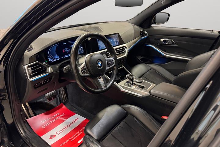 Sort BMW 330e fra 2021