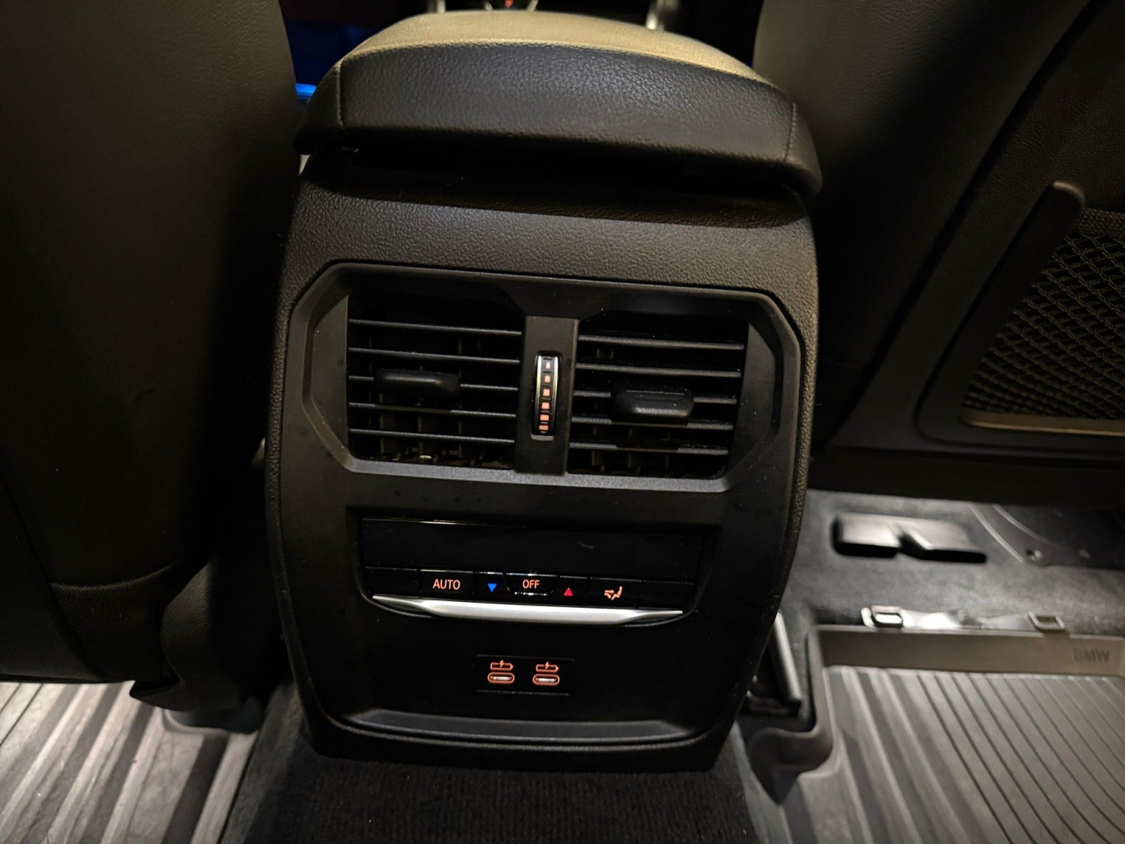 Sort BMW 330e fra 2021