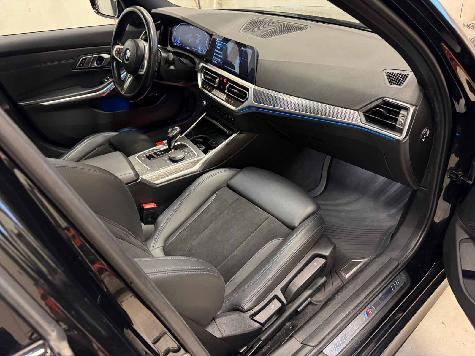 Sort BMW 330e fra 2021