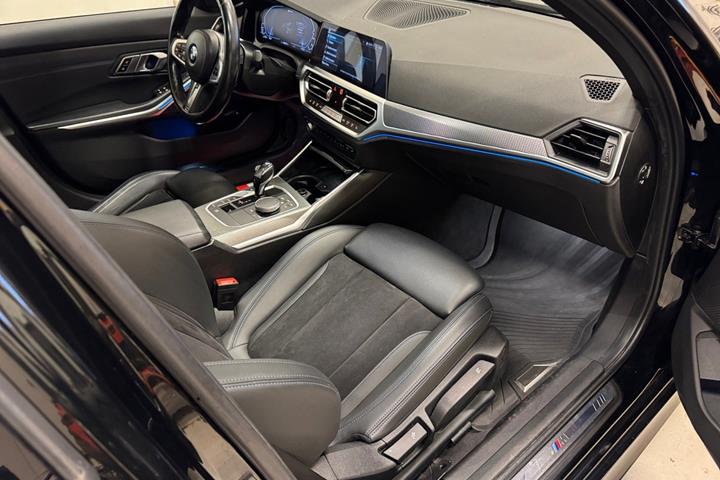 Sort BMW 330e fra 2021