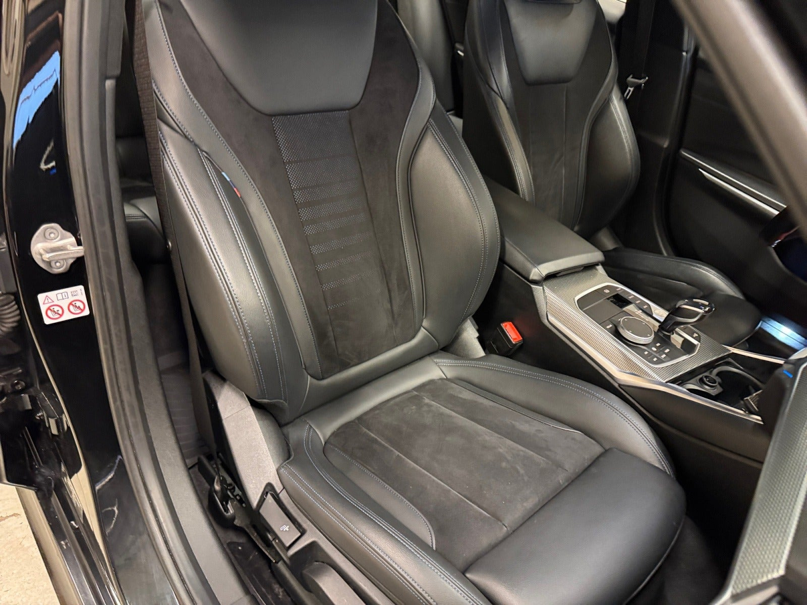 Sort BMW 330e fra 2021
