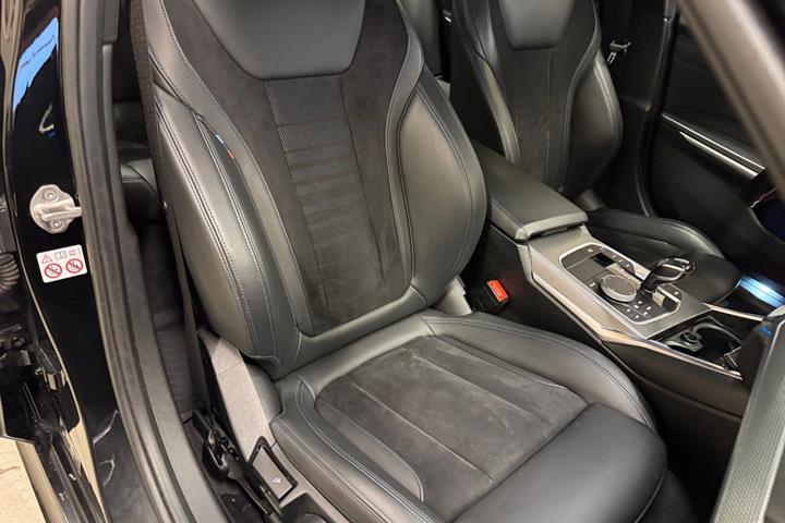 Sort BMW 330e fra 2021