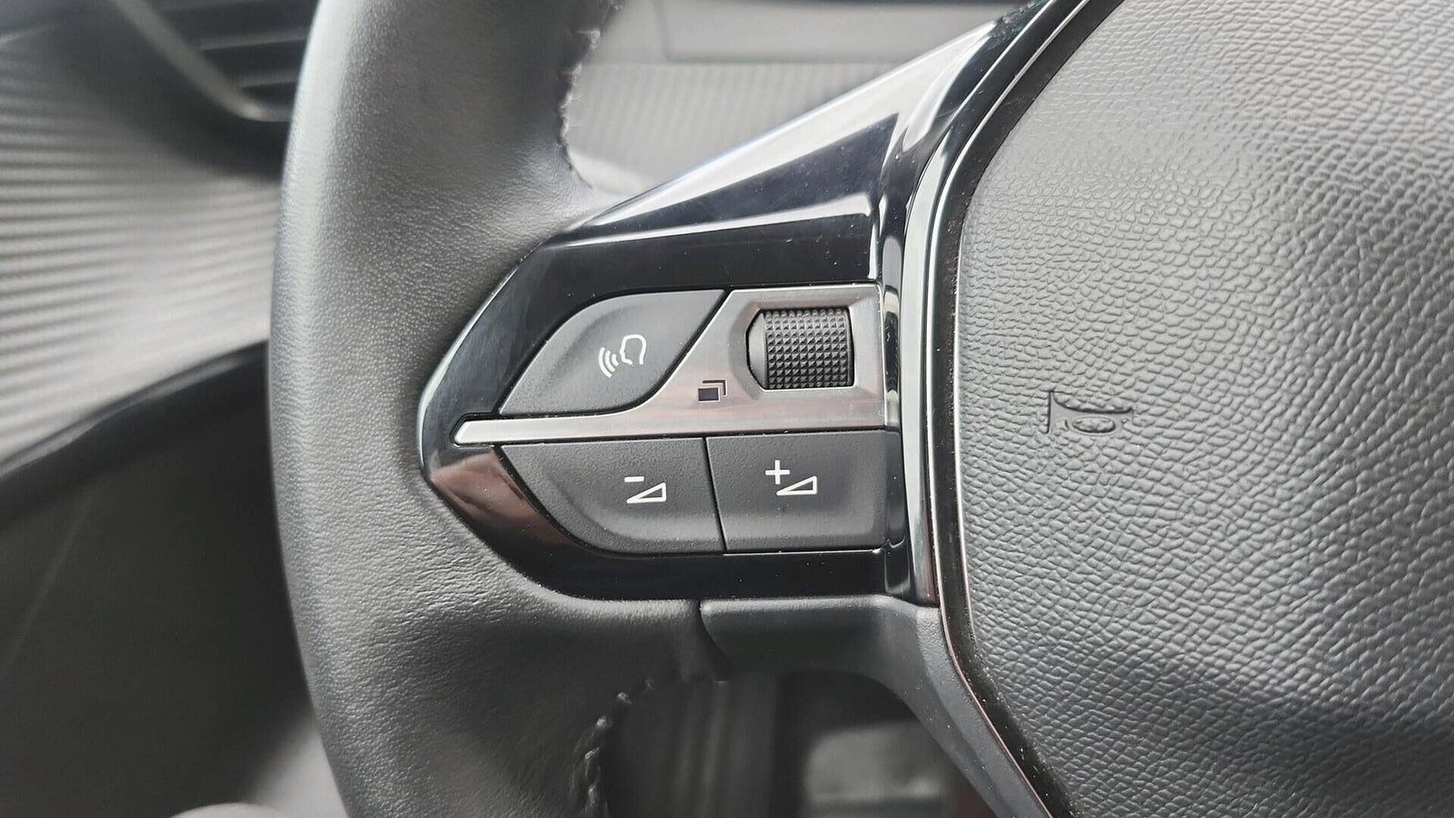 Hvid Peugeot e-208 fra 2023