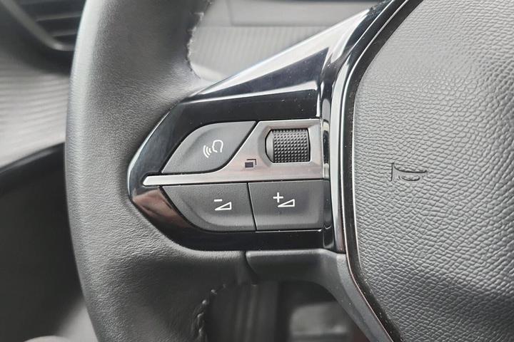 Hvid Peugeot e-208 fra 2023