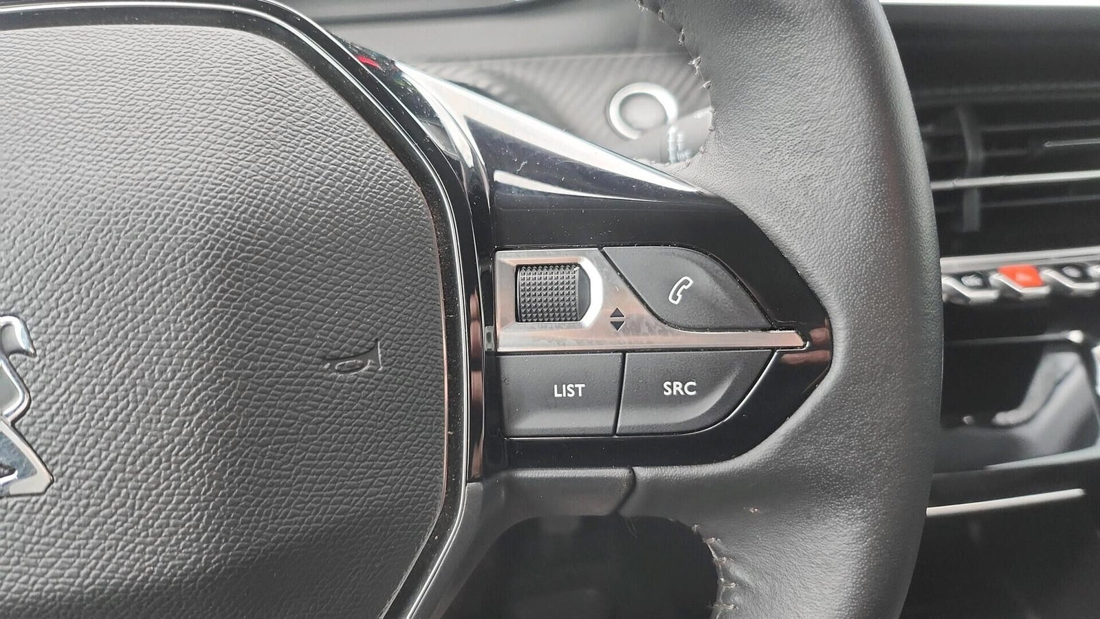 Hvid Peugeot e-208 fra 2023