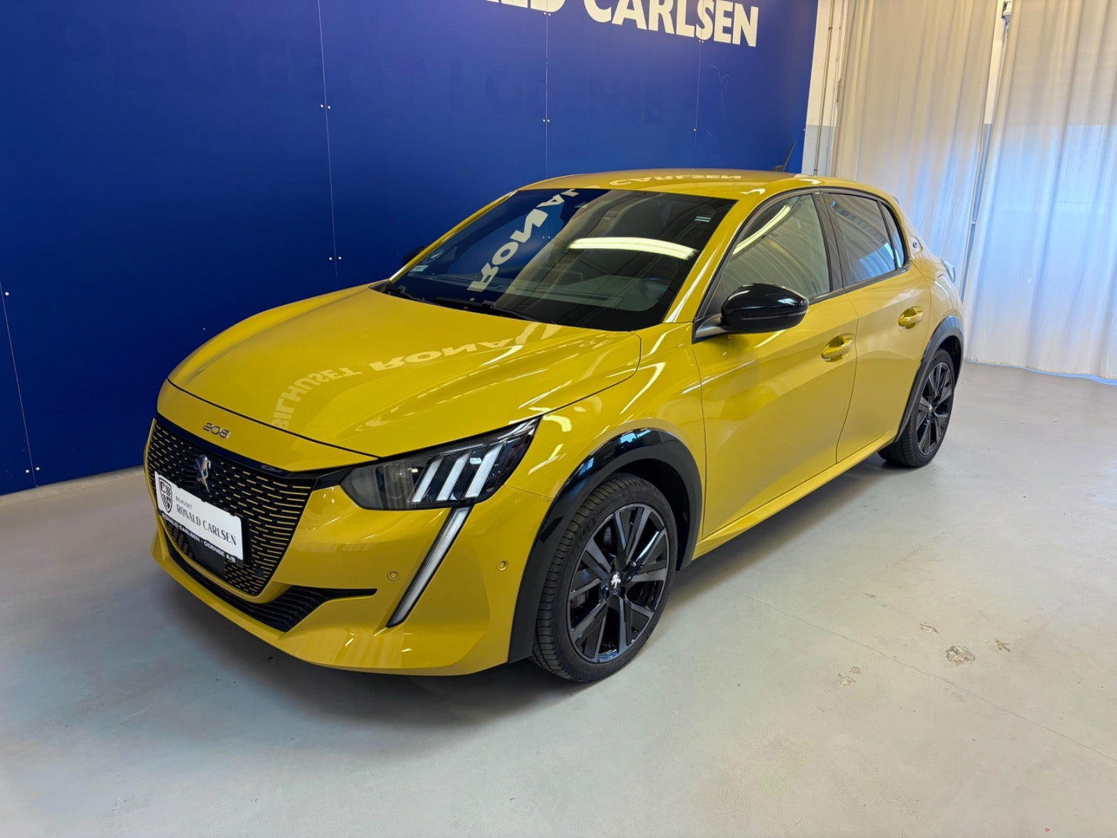 Gul Peugeot e-208 fra 2023