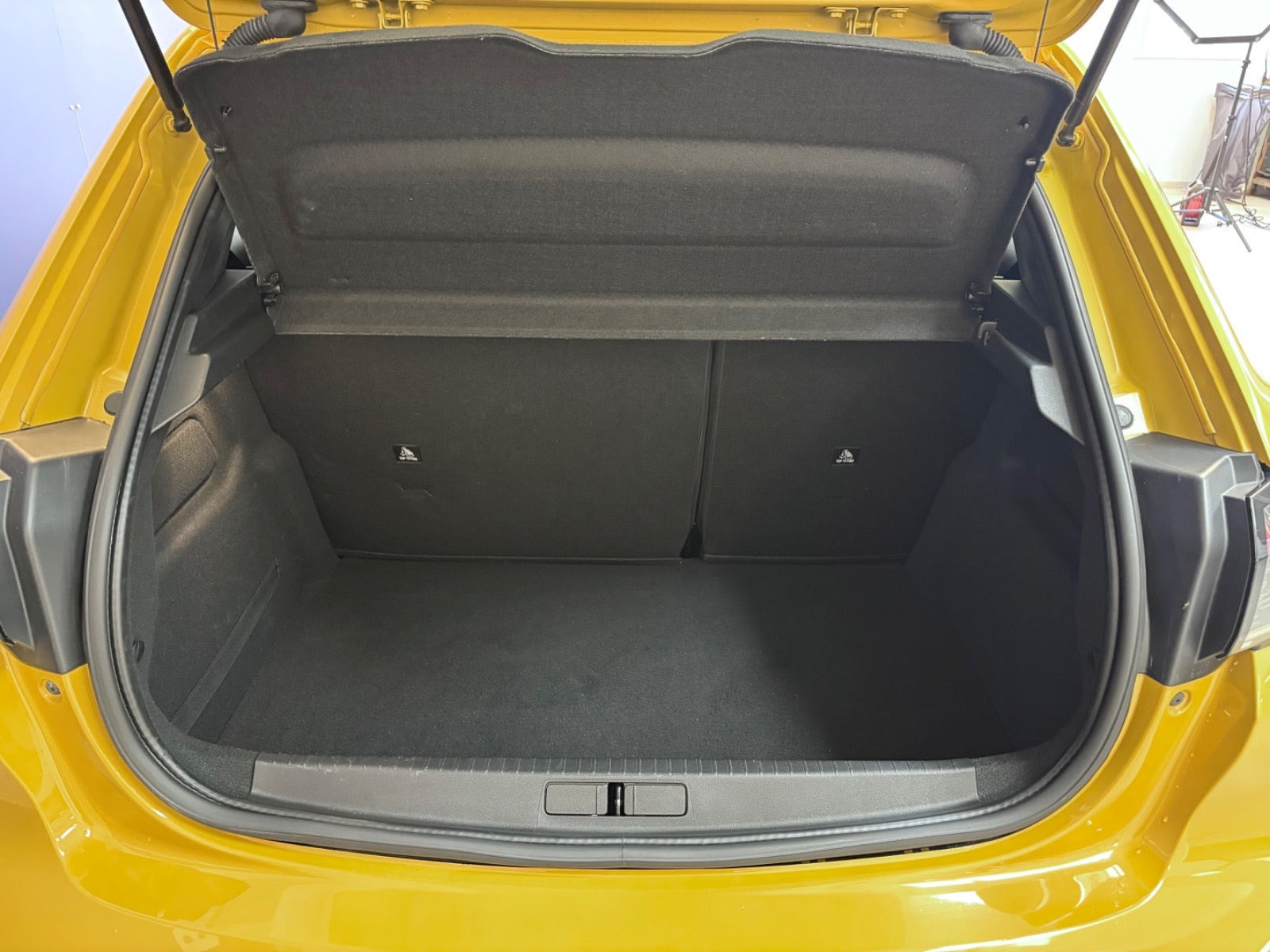 Gul Peugeot e-208 fra 2023