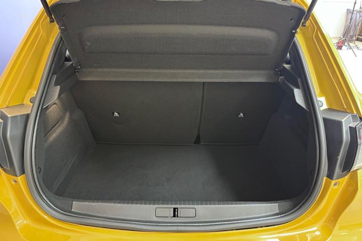 Gul Peugeot e-208 fra 2023