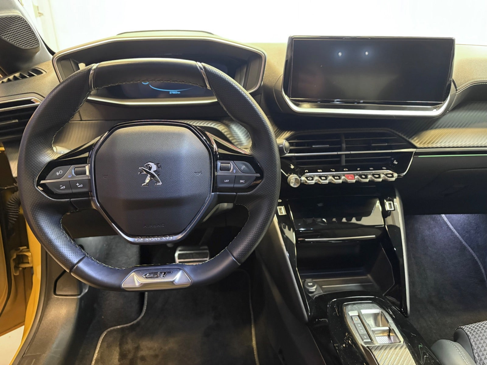 Gul Peugeot e-208 fra 2023
