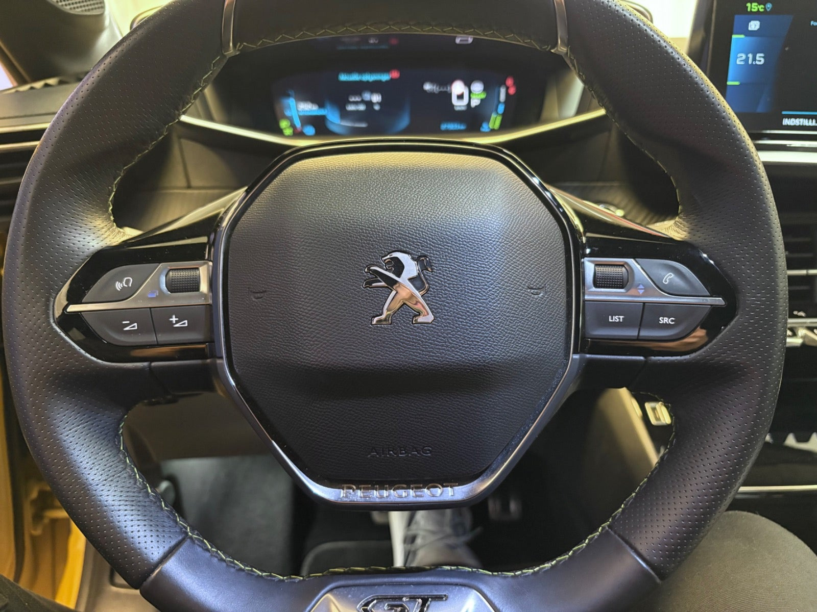 Gul Peugeot e-208 fra 2023