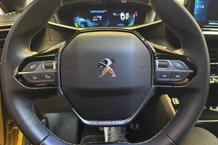 Gul Peugeot e-208 fra 2023