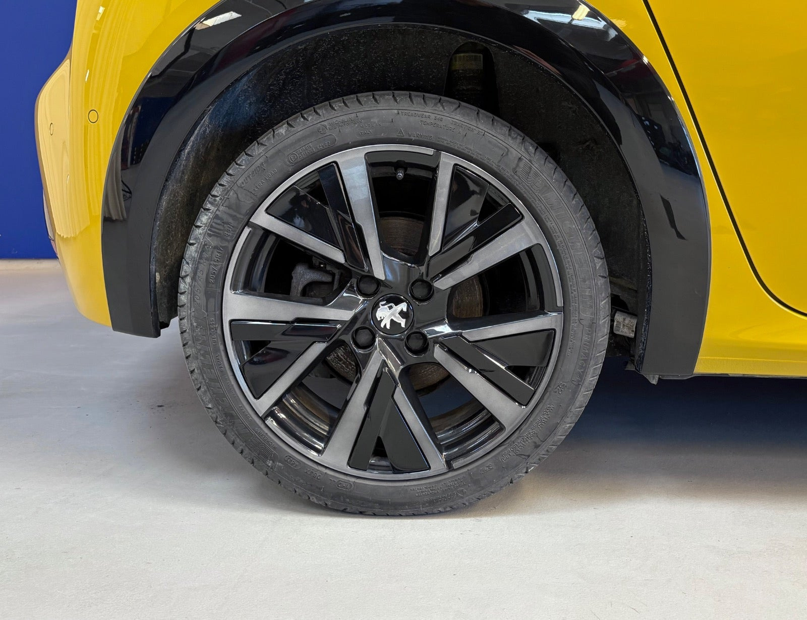 Gul Peugeot e-208 fra 2023