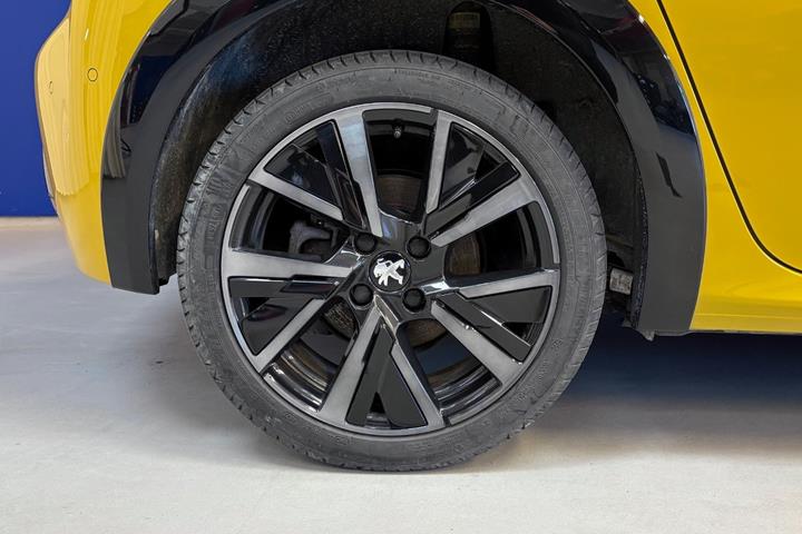 Gul Peugeot e-208 fra 2023