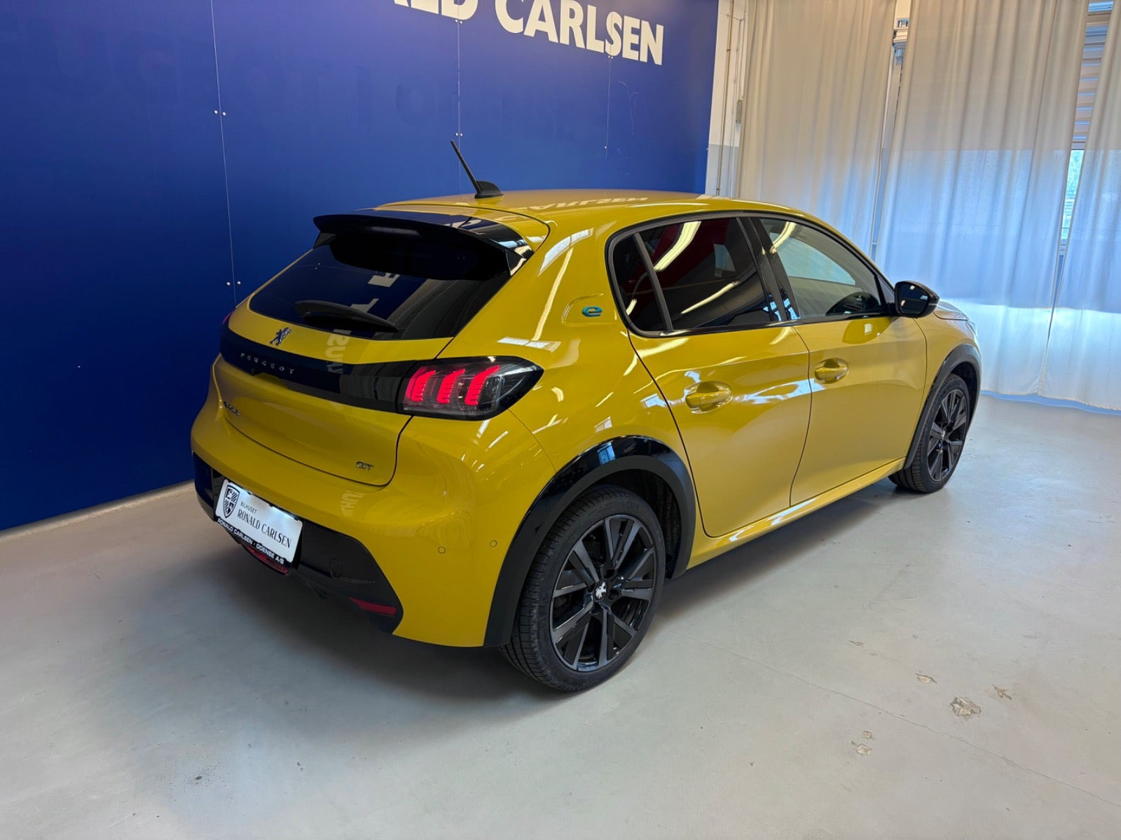 Gul Peugeot e-208 fra 2023