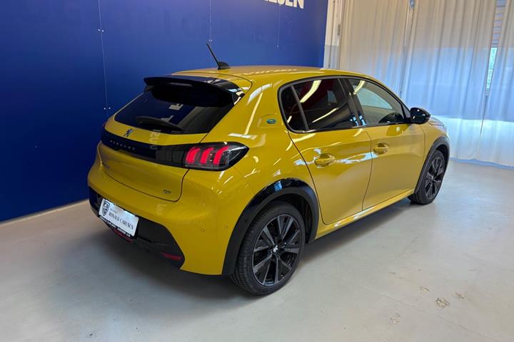 Gul Peugeot e-208 fra 2023