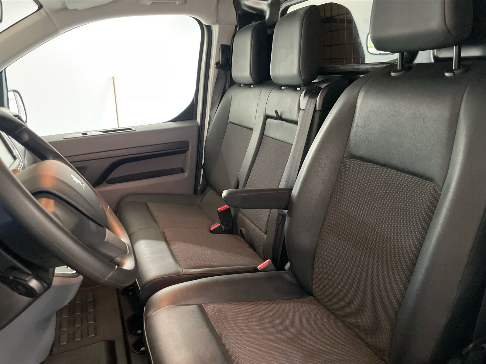 Hvid Peugeot e-Expert fra 2021