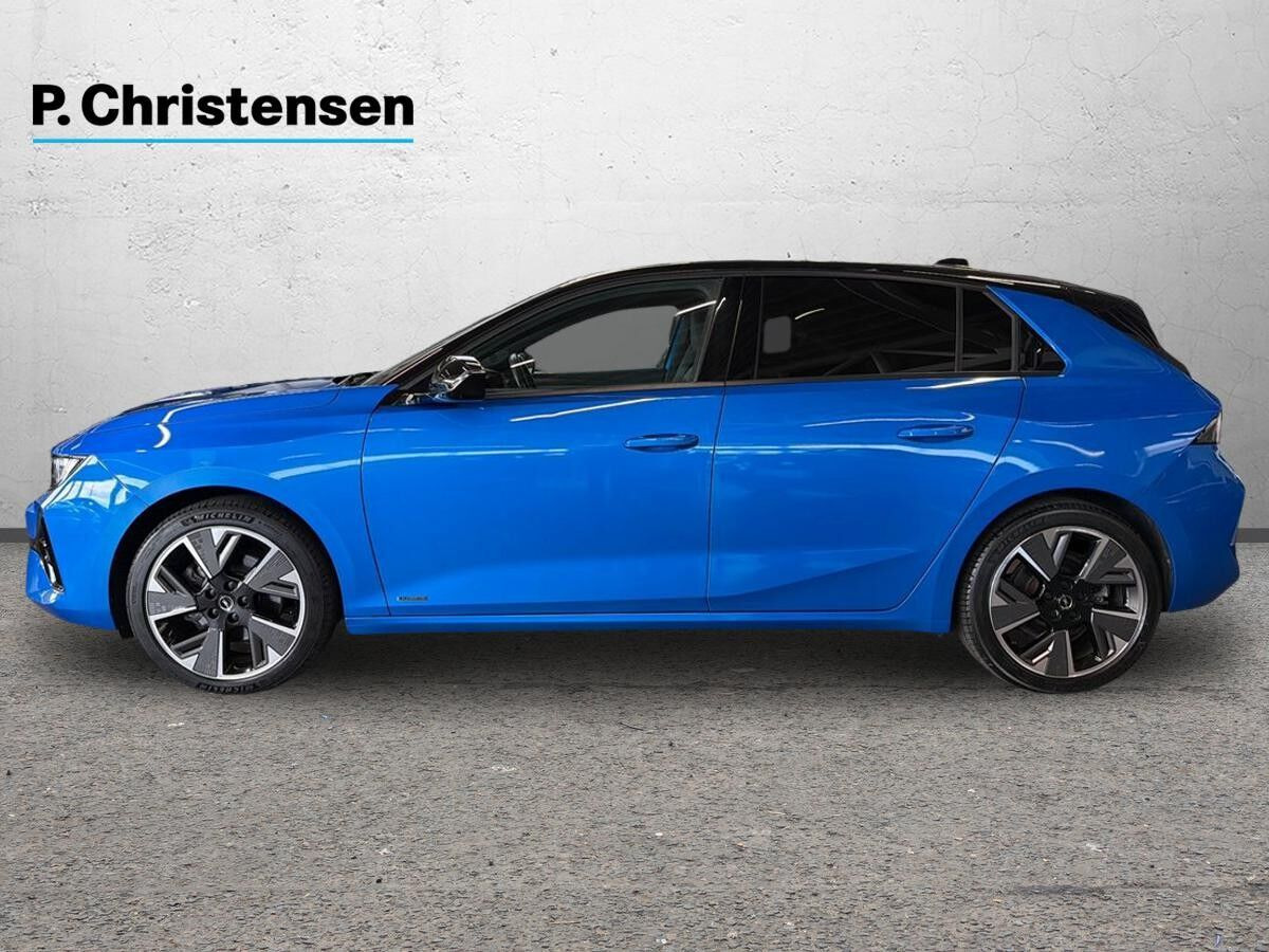Blå Opel Astra-e fra 2023