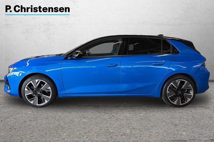 Blå Opel Astra-e fra 2023
