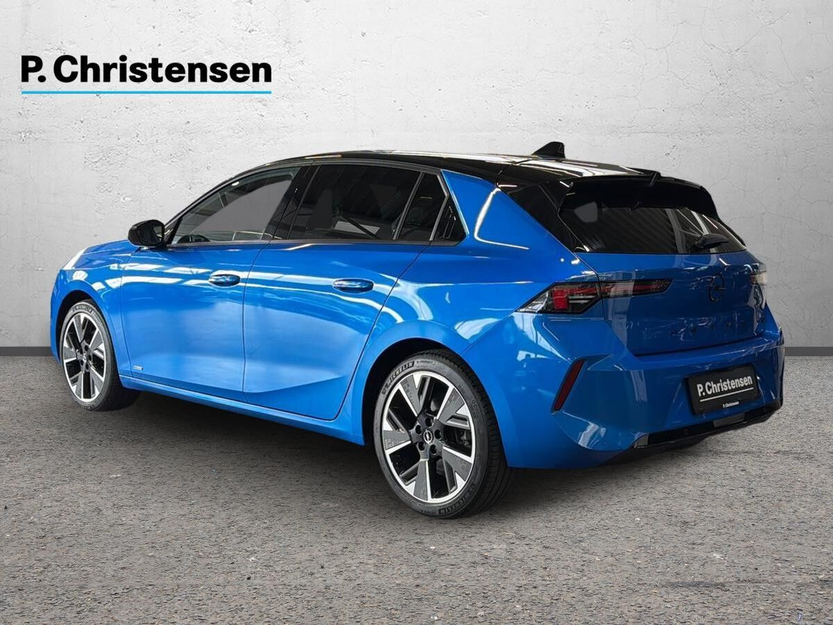 Blå Opel Astra-e fra 2023