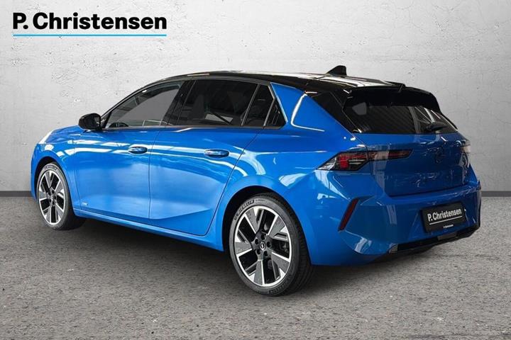Blå Opel Astra-e fra 2023