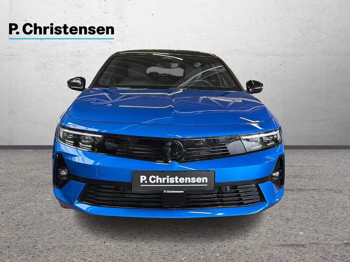 Blå Opel Astra-e fra 2023