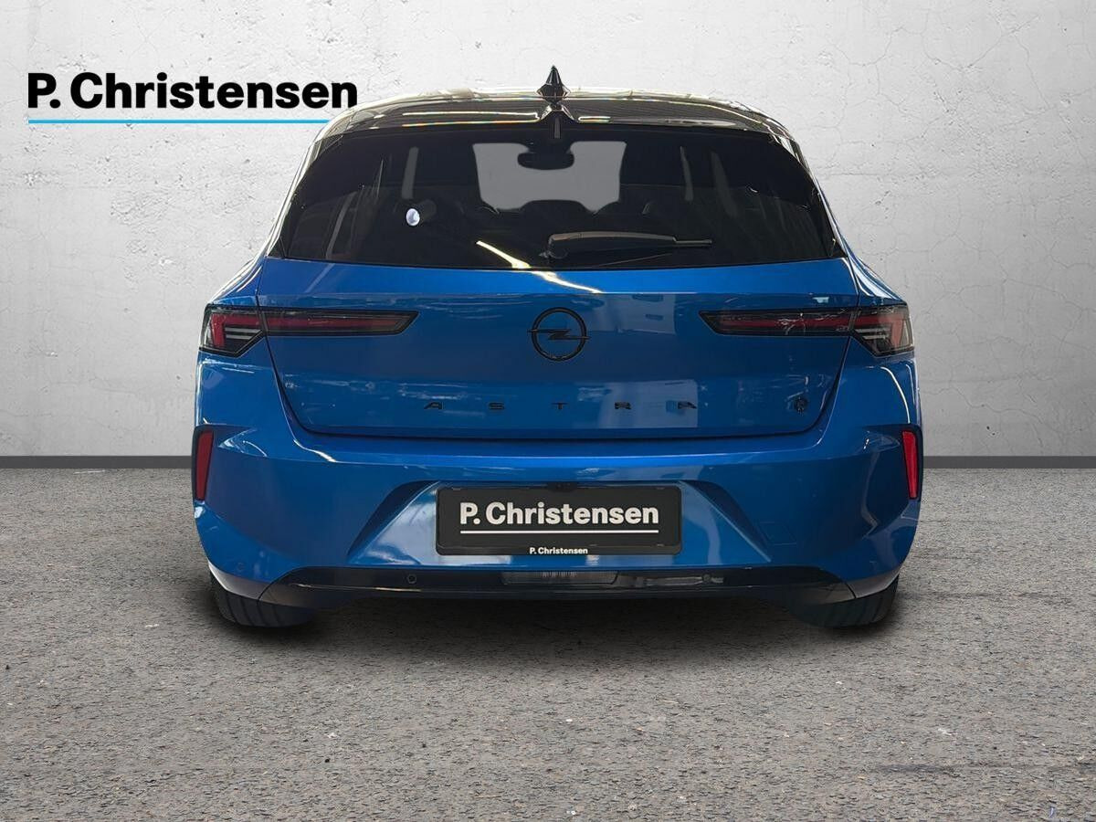 Blå Opel Astra-e fra 2023