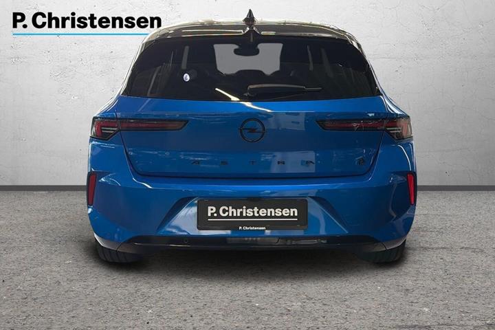 Blå Opel Astra-e fra 2023