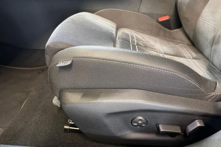 Blå Opel Astra-e fra 2023