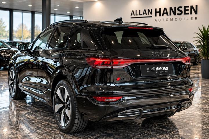 Sort Audi Q6 e-tron fra 2024