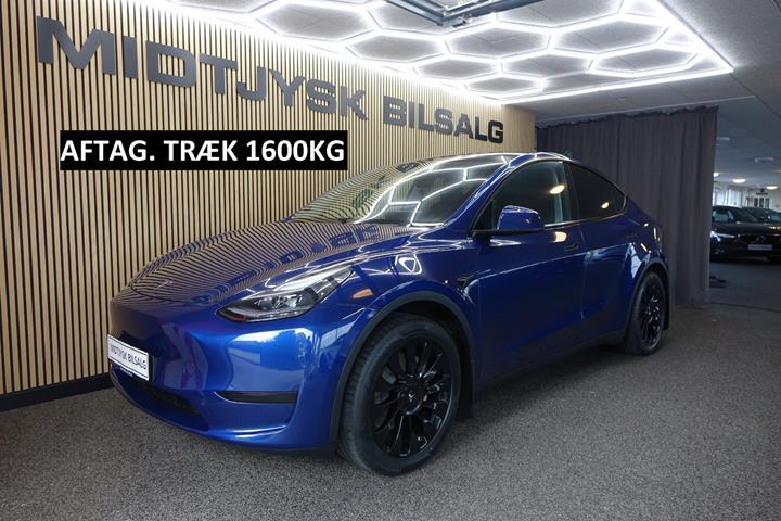 Blå Tesla Model Y fra 2023