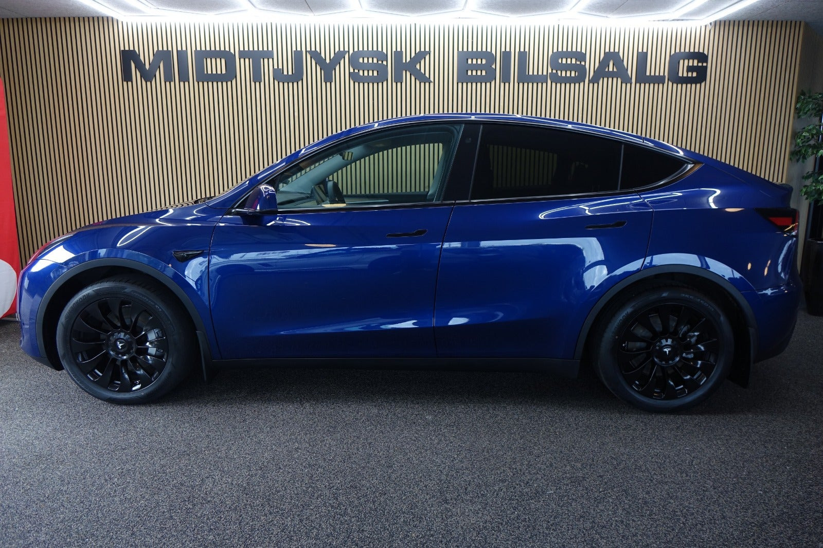Blå Tesla Model Y fra 2023