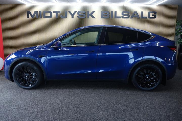 Blå Tesla Model Y fra 2023
