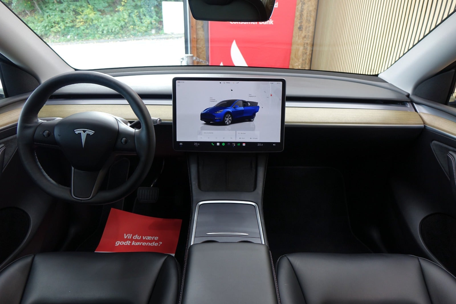 Blå Tesla Model Y fra 2023