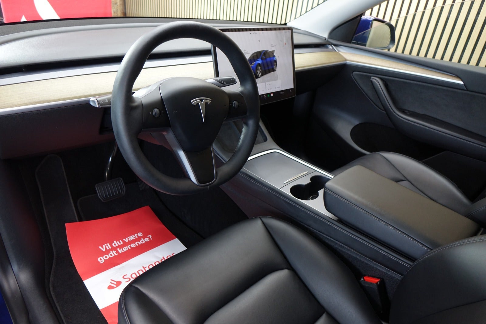 Blå Tesla Model Y fra 2023