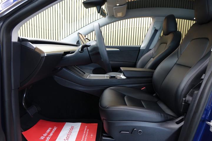 Blå Tesla Model Y fra 2023