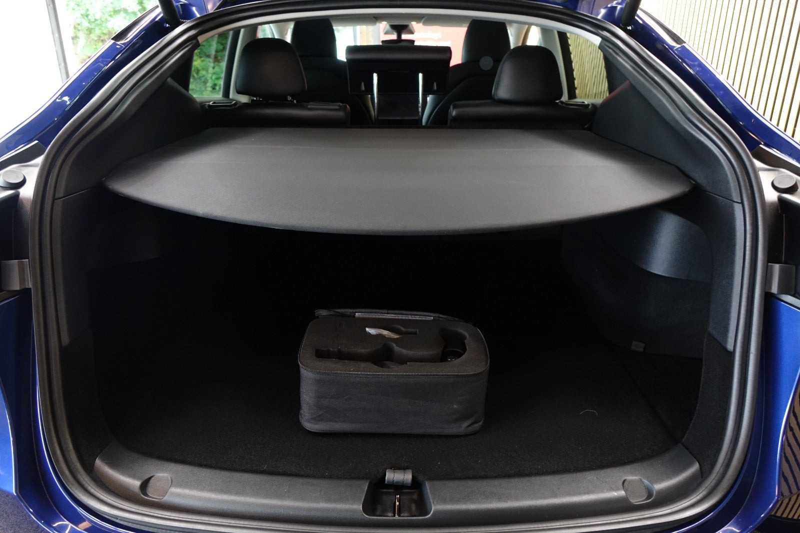 Blå Tesla Model Y fra 2023