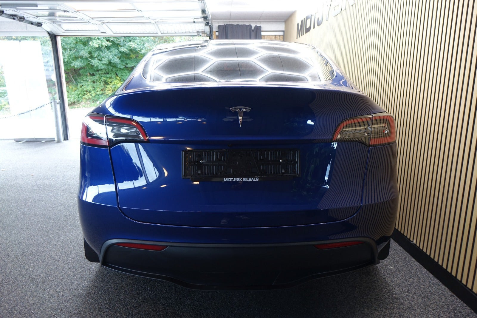 Blå Tesla Model Y fra 2023