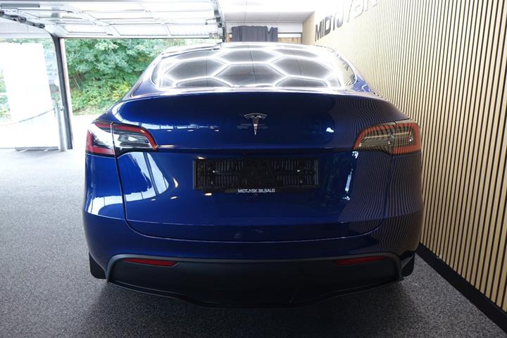 Blå Tesla Model Y fra 2023