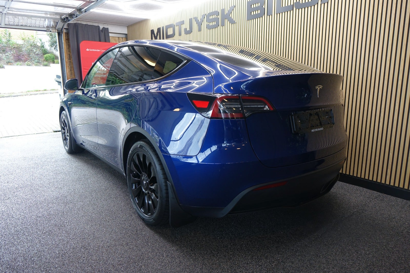 Blå Tesla Model Y fra 2023