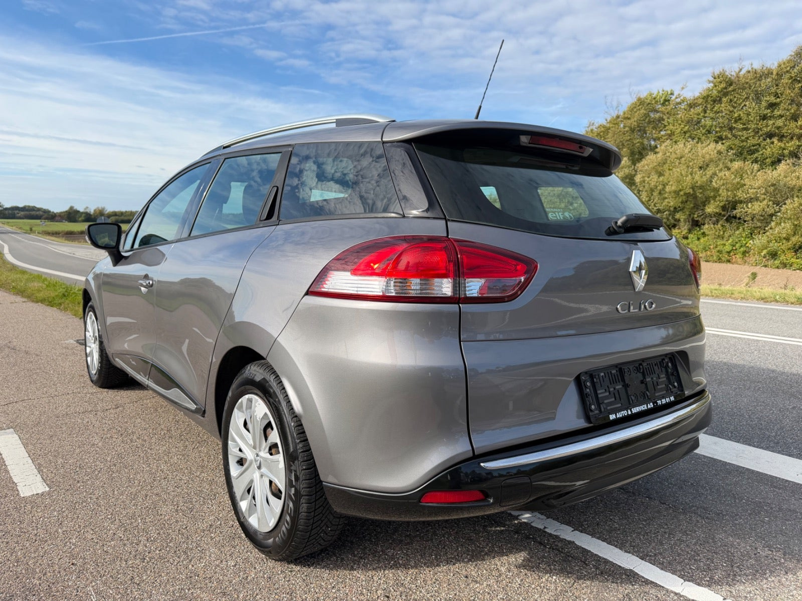 Grå Renault Clio IV fra 2017