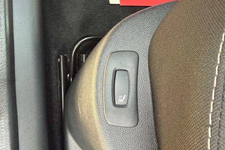 Grå Renault Clio IV fra 2017