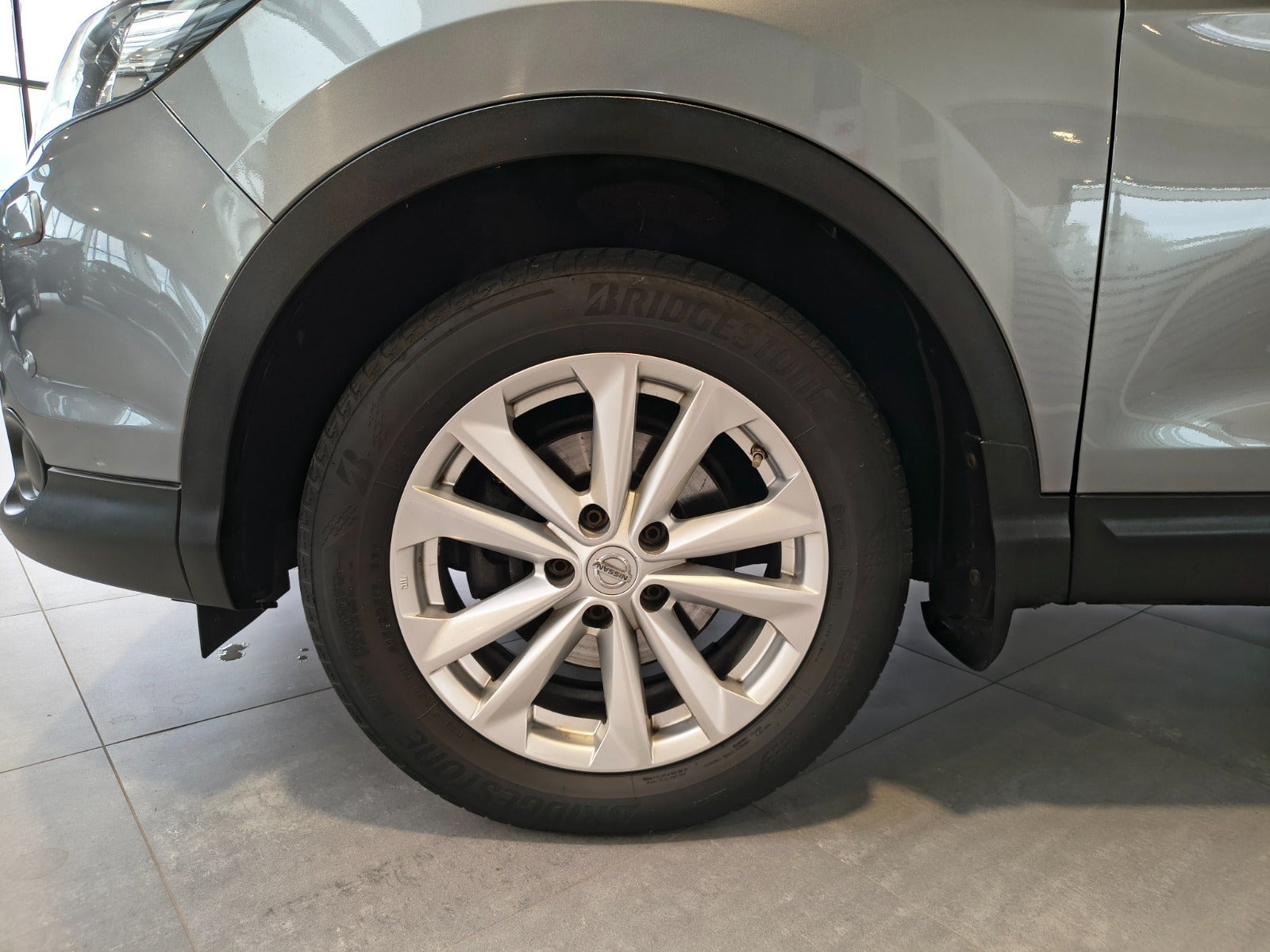Grå Nissan Qashqai fra 2016