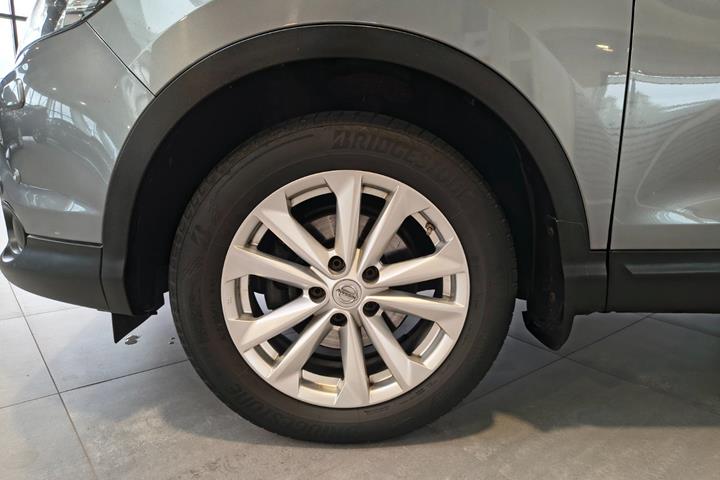 Grå Nissan Qashqai fra 2016