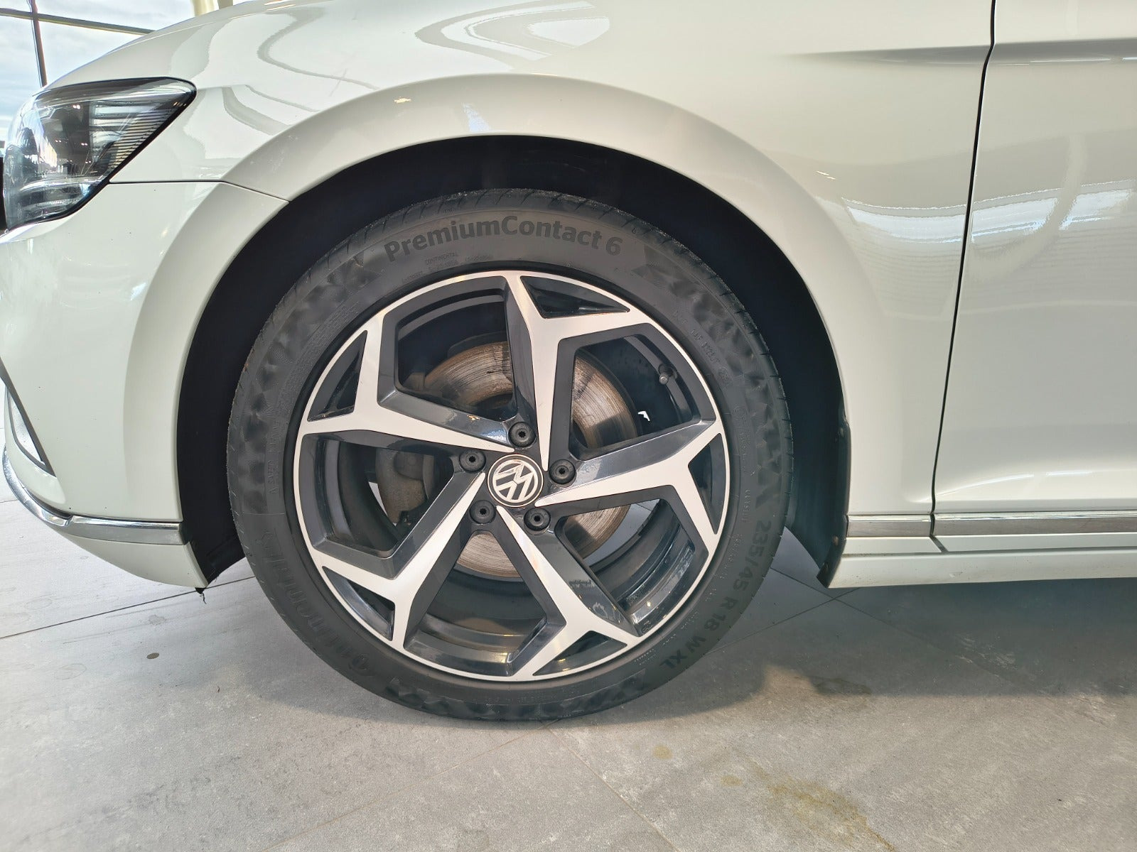 Hvid VW Passat fra 2020