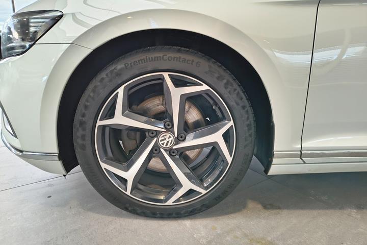 Hvid VW Passat fra 2020