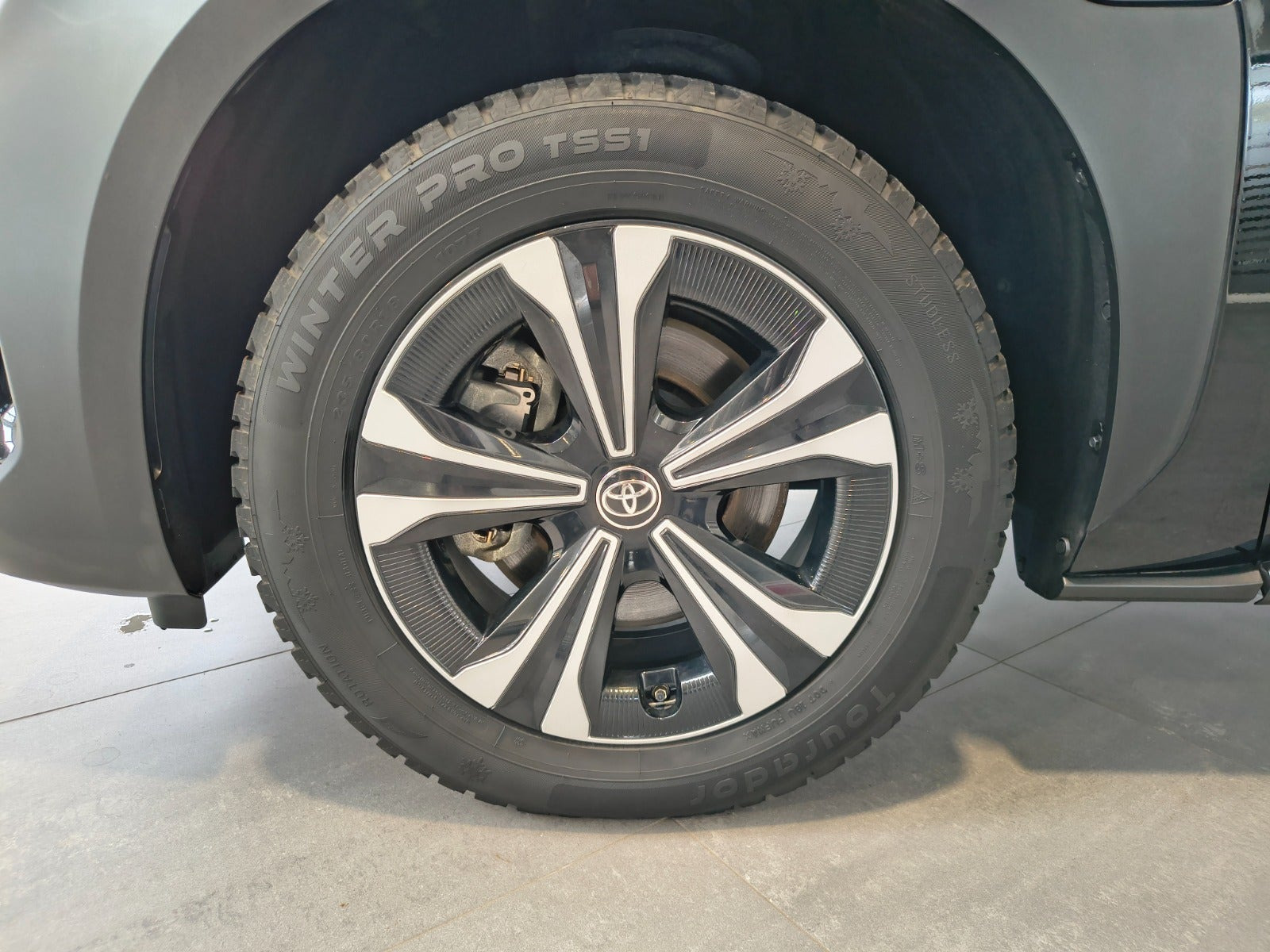 Sort Toyota BZ4X fra 2023